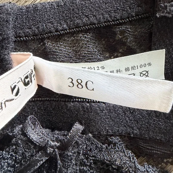 Chic Black Lace Underwire Bra - Picture 3 of 4